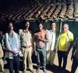 4 शावकों के साथ बाइक के सामने आ गई बाघिन, फिर क्या हुआ चश्मदीद ने बताया