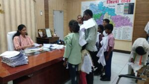 छह साल से भटक रहे परिवार की सुनवाई नहीं हुई तो ज्ञापनों की माला पहनकर पहुंचे कलेक्टर के पास When the family, which had been wandering for six years, was not heard, they reached the collector wearing a garland of memorandums