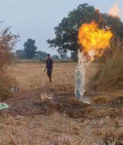 बोर से पानी के साथ निकलने लगी आग, मच गया हड़कंप