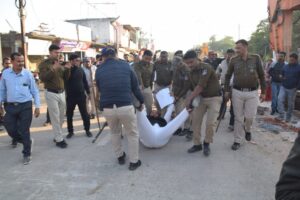 अतिक्रमण की कार्रवाई रोकने गए कांग्रेस नेता को पुलिस ने सड़क पर घसीटा rewa news