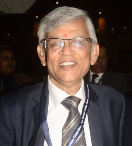 पद्मश्री से सम्मानित चित्रकूट के डाक्टर बीके जैन रीवा मेडिकल कालेज के रहे हैं छात्र रीवा। श्यामशाह मेडिकल कालेज के पुरा छात्र डॉ. बीके जैन को पद्मश्री अवार्ड दिया गया है। वह वर्ष १९६८ बैच के मेडिकल कालेज के छात्र रहे हैं। देश के इस बड़े सम्मान की घोषणा पर मेडिकल कालेज के एल्युमिनी एसोसिएशन के अध्यक्ष डॉ. सीबी शुक्ला, सचिव डॉ. यत्नेश त्रिपाठी सहित अन्य पदाधिकारियों एवं सदस्यों ने खुशी जताई है। डॉ. शुक्ला ने कहा कि यह हम सबके लिए गौरव की बात है। नेत्र चिकित्सा के क्षेत्र में डॉ. जैन जो कुछ कर रहे हैं, वह ऐतिहासिक है। वे सीधे, सरल और हमेशा सही रास्ते पर चलने वाले हैं। इनका जीवन मानव सेवा के प्रति समर्पित है। डॉ. जैन के बैचमेट रहे डॉ. सीबी शुक्ला ने बताया कि रीवा की गलियों में दोनों लोगों ने साइकिल और पैदल भ्रमण किया था। उन दिनों ने एक अन्य बैचमेट डॉ. वीएम अग्रवाल भी थे। तीनों लोग साथ में अधिकांश समय गुजारते थे। सेवा काल में अलग-अलग जगह रहे लेकिन मित्रता अब भी पहले की तरह ही है। डॉ. शुक्ला ने बताया कि पद्मश्री सम्मान की घोषणा होते ही डॉ. जैन ने ही सबसे पहले फोन कर सूचना दी। मित्र की इस उपलब्धि पर खुशी का ठिकाना नहीं है। पद्मश्री मिलने पर वरिष्ठ चिकित्सक डॉ. पीसी द्विवेदी, डीन डॉ. सुनील अग्रवाल, अधीक्षक डॉ. राहुल मिश्रा, डॉ. एपीएस गहरवार, डॉ. एचपी सिंह, डॉ. ज्योति सिंह, डॉ. शैलबाला श्रीवास्तव, डॉ. बीएल मिश्रा, डॉ. रवि प्रकाश, डॉ. पुष्पेंद्र शुक्ला, डॉ. अनिल श्रीवास्तव, डॉ. रामाभिलाष दुबे, डॉ. सर्वेश सक्सेना, डॉ. चक्रेश जैन आदि ने प्रसन्नता जाहिर की है।