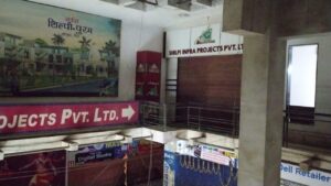 Rewa : कांग्रेस अध्यक्ष राजेन्द्र शर्मा के फर्म में सेंट्रल जीएसटी का छापा रीवा। जिला कांग्रेस कमेटी के अध्यक्ष राजेंद्र शर्मा के फर्म शिल्पी इंफ्रा में केंद्रीय जीएसटी की टीम ने छापा मार कार्रवाई की है। गुरुवार को देर शाम शुरू हुई यह कार्रवाई देर रात तक जारी रही। जांच करने पहुंचे अधिकारियों ने छापे को लेकर कोई खुलासा नहीं किया है। सेंट्रल जीएसटी जबलपुर की टीम द्वारा यह छापा कार्यवाही की जा रही है। शिल्पी इन्फ्रा प्रोजेक्ट प्राइवेट लिमिटेड के शिल्पी प्लाजा स्थित कार्यालय में कार्रवाई की गई है। राजेन्द्र शर्मा का रियल एस्टेट का काम है। वह शहर के कई स्थानों पर ड्यूपलेक्स और मल्टी प्लेक्स बना चुके हैं। जांच से जुड़ी किसी तरह की जानकारी टीम की ओर से साझा नहीं की गई है। जांच टीम के सदस्य पहले कांग्रेस के जिला कार्यालय उर्रहट में भी पहुंचे थे और वहां पर राजेंद्र शर्मा के कार्यालय एवं अन्य ठिकानों के बारे में जानकारी ली। इसके बाद शिल्पी प्लाजा पहुंचकर करवाई प्रारंभिक की ।इस कार्रवाई को कांग्रेस के नेताओं ने सोशल मीडिया पर राजनीतिक साजिश का हिस्सा बताया है ... आफिस का शटर बंद कर जांच शिल्पी प्लाजा स्थित कार्यालय में छापामारी करने पहुंचे अधिकारियों ने ऑफिस का शटर बंद कर भीतर करीब 5 घंटे तक दस्तावेजों की पड़ताल की। इस दौरान जांच अधिकारियों ने अपने वाहन शिल्पी प्लाजा के पीछे की ओर बने पार्किंग में खड़ा कर दिया था जिसके चलते जीएसटी की कार्रवाई के बारे में देर रात तक आसपास के दूसरे व्यवसाययों को भी जानकारी नहीं हुई। .... स्थानीय अधिकारियों को कार्रवाई की जानकारी नहीं इस छापे के बारे में जीएसटी के स्थानीय अधिकारियों को कोई भी आधिकारिक जानकारी नहीं है। रीवा के अलावा सतना के भी अधिकारी इस कार्रवाई से अभिज्ञ रहे। जबलपुर के अधिकारियों की टीम सीधे रीवा पहुंची और अपनी जांच करवाई शुरू कर दी जो देर रात तक जारी रही। ....