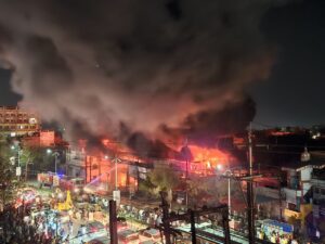 Rewa : इलेक्ट्राॅनिक शोरूम में भड़की आग, करोड़ों का सामान जला