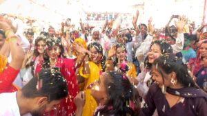 यहां होली का अलग ही आनंद, फूलों की पंखुड़ियों से खेलते हैं