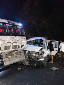 श्रद्धालुओं के वाहन को ट्रक ने मारी ठोकर, आठ की मौत A truck hit a vehicle carrying pilgrims, eight died