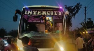 सरेराह बस को रोक कर बाइक सवार बदमाशों ने किया पथराव, डाक्टर की मौत ncident happened near Chorhata, police reached the spot