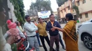 रीवा। जिला पंचायत अध्यक्ष नीता कोल का एक वीडियो सोशल मीडिया पर वायरल हुआ है। जिसमें वह जनप्रतिनिधियों की उपेक्षा पर आरक्षण की व्यवस्था से आहत नजर आ रही हैं। नईगढ़ी जनपद क्षेत्र के पिपरा ग्राम पंचायत की महिला सरपंच शिकायत लेकर जिला पंचायत पहुंची थी। जहां पर सरपंच और जिला पंचायत अध्यक्ष के बीच वार्तालाप का वीडियो वायरल हुआ है। सरपंच के साथ आए कुछ लोगों ने कहा कि आदिवासी महिला सरपंच होने की वजह से उसे प्रताडि़त किया जा रहा है। सरकार ने आरक्षण दिया लेकिन उसका कोई मतलब नहीं है। तब जिला पंचायत अध्यक्ष ने कहा कि यह सही बात है कि प्रशासन इतना मजबूत हो गया है कि आरक्षण की कोई वैल्यू नहीं रह गई। जब आरक्षण से आई महिला जनप्रतिनिधि को सम्मान नहीं मिल सकता, उसकी बातें नहीं सुनी जा रही हैं तो ऐसे आरक्षण को समाप्त कर देना चाहिए। इतना ही नहीं जिला पंचायत अध्यक्ष ने यह भी कहा कि एक बार फिर आना मेरे पास तो जिला पंचायत सीईओ को बुलाकर पूरी बात करूंगी और यदि वह भी नहीं सुनते तो फिर जिला पंचायत परिसर में ही धरने पर बैठ जाना। सत्ताधारी दल से जुड़ी जिला पंचायत अध्यक्ष अपने ही अधीनस्थ अधिकारियों के सामने लाचार नजर आई हैं। इस मामले में जिला पंचायत अध्यक्ष ने कहा है कि जो सही बात है उन्होंने कहा है, जनप्रतिनिधियों की बातों को गंभीरता से नहीं लिया जा रहा है। चाहे वह पंचायत स्तर के हों या फिर जिला स्तर के हों। --- सचिव को हटाने की मांग कर रही सरपंच नईगढ़ी जनपद के पिपरा ग्राम पंचायत की सरपंच नीता कोल अपने पति रविलाल कोल के साथ जिला पंचायत अध्यक्ष से मिलने आई थी। इसके पहले भी जिला पंचायत अध्यक्ष को सूचना दिया था जिस पर उन्होंने कार्रवाई का आश्वासन दिया था लेकिन उनके निर्देशों का पालन नहीं हुआ। सरपंच ने बताया कि पंचायत के सचिव को हटाने का आवेदन दिया था। सचिव ने धोखे में रखकर यूजर आईडी में अपना मोबाइल नंबर और ई-मेल आईडी दे रखा है, जिससे उनके पास कोई जानकारी ही नहीं आती और सचिव ही पूरा काम कर रहा है। ऐसे सचिव को हटाकर किसी और की पदस्थापना की मांग की गई थी। --- आरक्षित सीट पर अध्यक्ष हैं नीता कोल जिला पंचायत अध्यक्ष नीता कोल ने जिस आरक्षण व्यवस्था पर अपनी पीड़ा जाहिर की है, उसी पर वह भी पदस्थ हैं। आरक्षित जिला पंचायत सीट से चुनकर आईं और आदिवासी महिला के लिए आरक्षित अध्यक्ष के पद पर उनका चयन हुआ है। इसके पहले कई बैठकों में भी अध्यक्ष अधिकारियों की मनमानी पर नाराजगी जाहिर कर चुकी हैं। --------------