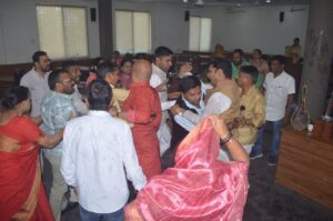 When BJP councillors took out the funeral procession, Congress purified it by sprinkling Ganga water, after which the controversy increased