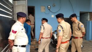 बेटे के दोस्त बनकर आए बदमाश, बंधक बनाकर की लूट