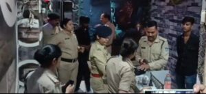 स्पा सेंटर की आड़ में देह व्यापार, पुलिस पहुंची तो आपत्तिजनक हालत में मिले जोड़े