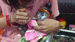 चमत्कारी लड्डू गोपाल! भक्त जो देते हैं उसे कर लेते हैं ग्रहण, श्रद्धालुओं की उमड़ी भीड़