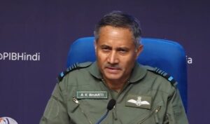 IndiaPakistanTensions : भारत और पाकिस्तान के बीच बढ़ते तनाव के बीच सोमवार को भारतीय सेना और वायुसेना ने संयुक्त प्रेस ब्रीफिंग के माध्यम से पड़ोसी देश को स्पष्ट और कड़ा संदेश दिया। एयर मार्शल एके भारती ने प्रेस वार्ता के दौरान रामचरितमानस की एक प्रसिद्ध चौपाई का उल्लेख करते हुए कहा: "बिनय न मानत जलधि जड़, गए तीन दिन बीत। बोले राम सकोप तब, भय बिनु होइ न प्रीति।" उन्होंने कहा कि यह पंक्तियाँ आज की स्थिति पर सटीक बैठती हैं। "समझदार को इशारा काफी होता है", उन्होंने जोड़ा, जिससे यह स्पष्ट संकेत गया कि भारत अब केवल चेतावनी नहीं, कार्रवाई की भाषा भी समझाता है। भारत की कार्रवाई केवल आतंकियों पर, पाकिस्तान ने चुना गलत पक्ष एयर मार्शल भारती ने बताया कि 7 मई को भारतीय वायुसेना द्वारा की गई कार्रवाई पूरी तरह आतंकवादी ठिकानों के खिलाफ थी। उन्होंने स्पष्ट किया, "हमने पाकिस्तान या उसके सैन्य प्रतिष्ठानों को निशाना नहीं बनाया। हमारी लड़ाई आतंकवाद के खिलाफ है, लेकिन पाकिस्तान ने हमारे सैन्य ठिकानों को निशाना बनाकर यह साबित किया कि वह आतंक का साथ दे रहा है।" उन्होंने पाकिस्तान को चेतावनी दी, "उनका जो भी नुकसान हुआ, उसके लिए वे स्वयं जिम्मेदार हैं।" संस्कृति और शक्ति का संतुलन इससे पहले की प्रेस वार्ता में शिव तांडव स्तोत्र का उल्लेख किया गया था, वहीं आज दिनकर की कविता "कृष्ण की चेतावनी" और रामचरितमानस की चौपाई के माध्यम से भारत ने यह दर्शाया कि उसकी सैन्य प्रतिक्रिया केवल शक्ति प्रदर्शन नहीं, बल्कि नैतिक और सांस्कृतिक चेतना से भी प्रेरित है। एयर डिफेंस बना अभेद्य दीवार एयरमार्शल भारती ने भारत की सैन्य तैयारियों पर भरोसा जताते हुए कहा, "हमारी एयर डिफेंस प्रणाली देश के लिए एक दीवार की तरह खड़ी रही। दुश्मन के लिए इसे भेदना नामुमकिन था।" उन्होंने भरोसा जताया कि भारत किसी भी परिस्थिति से निपटने के लिए पूरी तरह तैयार है।