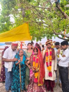 विवाह के समय मौजूद बडख़रा गांव के लोग..