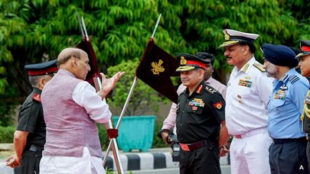 Tension increased on the border: India foiled Pakistani attacks, Defense Minister called an emergency meeting with army chiefs