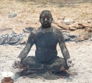 एक हठ योग ऐसा भी! नौतपा में खुले आसमान के नीचे आग के घेरे में तपस्या rewa news