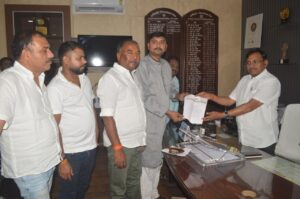 मऊगंज का गडऱा गांव फिर चर्चा में, पूर्व विधायक बन्ना बड़ी मांग लेकर संभागायुक्त से मिले Tension still prevails in Gadara village even after two months, CBI probe required