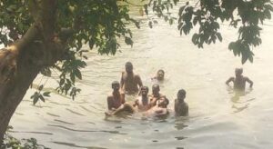 मऊगंज। मऊगंज शहर के नजदीक पैपखार गांव में एक बेहद हृदयविदारक हादसा हो गया, जिसने एक नहीं, बल्कि दो परिवारों की खुशियां छीन ली। नहाने के लिए गांव के निहाई नदी गए तीन युवकों की डूबने से मौत हो गई। मृतकों में दो सगे भाई और उनका ममेरा भाई शामिल है, जो एक कार्यक्रम में शामिल होने के लिए आया था। यह दर्दनाक घटना रविवार की सुबह 9 बजे के आसपास घटी, जब पैपखार निवासी अनिल तिवारी के दोनों बेटे अमन तिवारी (18 ) और अभय तिवारी (16) अपने मामा के बेटे अभिषेक मिश्रा उर्फ छोटू (24) के साथ गांव के पास बहने वाली निहाई नदी में नहाने के लिए गए थे। अभिषेक दुगौली मझियार गांव का रहने वाला था और एक प्राइवेट बैंक में नौकरी करता था। वह अपनी बुआ के घर पैपखार आया हुआ था। नहाने के लिए वह गांव की ही नदी में गया। उसे नदी की गहराई का एहसास नहीं था। इस नदी में कुछ दिन पहले ही गोरमा जलाशय का पानी छोड़ा गया है जिससे नदी का जल स्तर बढ़ गया है। नदी में नहाने के लिए चार लोग गए थे। जिसमें एक आठ वर्षीय बच्चा भी शामिल था। बच्चे के अलावा तीनों युवक नदी में नहा रहे थे तभी अभिषेक अचानक गहरे पानी में चला गया और डूबने लगा। यह देखकर अमन और अभय बचाने के लिए नदी में आगे बढ़े, लेकिन उन्हें गहराई का अंदाजा उन्हें भी नहीं था। देखते ही देखते तीनों पानी में समा गए। उनके साथ मौजूद आठ वर्षीय बालक, जो किनारे पर था, यह मंजर देखकर घबरा गया और मदद के लिए दौड़ा। जानकारी मिलते ही बड़ी संख्या में लोग जमा हो गए और निकालने का प्रयास किया। इस दौरान पूर्व विधायक सुखेन्द्र सिंह बन्ना, भाजपा नेता मृगेन्द्र सिंह सहित अन्य लोग भी मौजूद रहे। तीन होनहार युवकों का इस तरह अचानक चले जाना गांव के लिए किसी त्रासदी से कम नहीं। अभिषेक का भविष्य उज्ज्वल था, और अमन-अभय अपने परिवार की उम्मीदें थे। एक को ठीक से तैरना नहीं आता तो जान गंवाई, दो ने उसे बचाने के लिए अपनी जिंदगी दांव पर लगा दी। इस घटना ने क्षेत्र के लोगों को भी झकझोर दिया है। --- स्थानीय लोग पहुंचे, तीन शव निकाले गए बच्चे द्वारा सूचना दिए जाने के बाद गांव में अफरा-तफरी मच गई। आसपास के ग्रामीण और परिजन मौके पर पहुंचे और तुरंत पुलिस को सूचित किया गया। कड़ी मशक्कत के बाद तीनों शवों को नदी से बाहर निकाला गया। मऊगंज पुलिस ने तीन शवों का पंचनामा बनवाया और सिविल अस्पताल मऊगंज में पोस्टमार्टम के बाद परिजनों को सौंप दिया। ---- गांव में पसरा मातम, पिता बदहवास घटना के बाद पूरे पैपखार गांव में मातमी सन्नाटा छा गया है। अनिल तिवारी, जो कि पेशे से रजिस्ट्री लेखक हैं, अपने दोनों बेटों को एक साथ खोकर बदहवास हैं। इनके घर का चिराग ही बुझ गया है। इस घटना ने पूरे गांव को हिलाकर रख दिया है। वहीं अभिषेक मिश्रा के पिता मुनेंद्र मिश्रा भी बेटे के चले जाने से गहरे सदमे में हैं। मृतकों की माताएं बेसुध हैं और घरों में कोहराम मचा हुआ है। अंतिम संस्कार की तैयारियों के दौरान गांव भर के लोग शोक व्यक्त करने पहुंचे। ----   नदी में तीन युवकों के डूबने की सूचना मिली थी, तत्काल प्रशासनिक अधिकारी और पुलिस बल पहुंचा लेकिन तब तक मौत हो चुकी थी। इस दुर्भाग्यपूर्ण घटना में शोक संतप्त परिवारों के प्रति हमारी संवेदना है। शासन की ओर से निर्धारित आर्थिक सहायता दी जाएगी। संजय जैन, कलेक्टर मऊगंज --