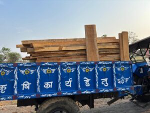 मुकुंदपुर से लाई गई सागौन की लकड़ी वन विभाग ने की जब्त The forest department took action by raiding the Gadaria locality near the city