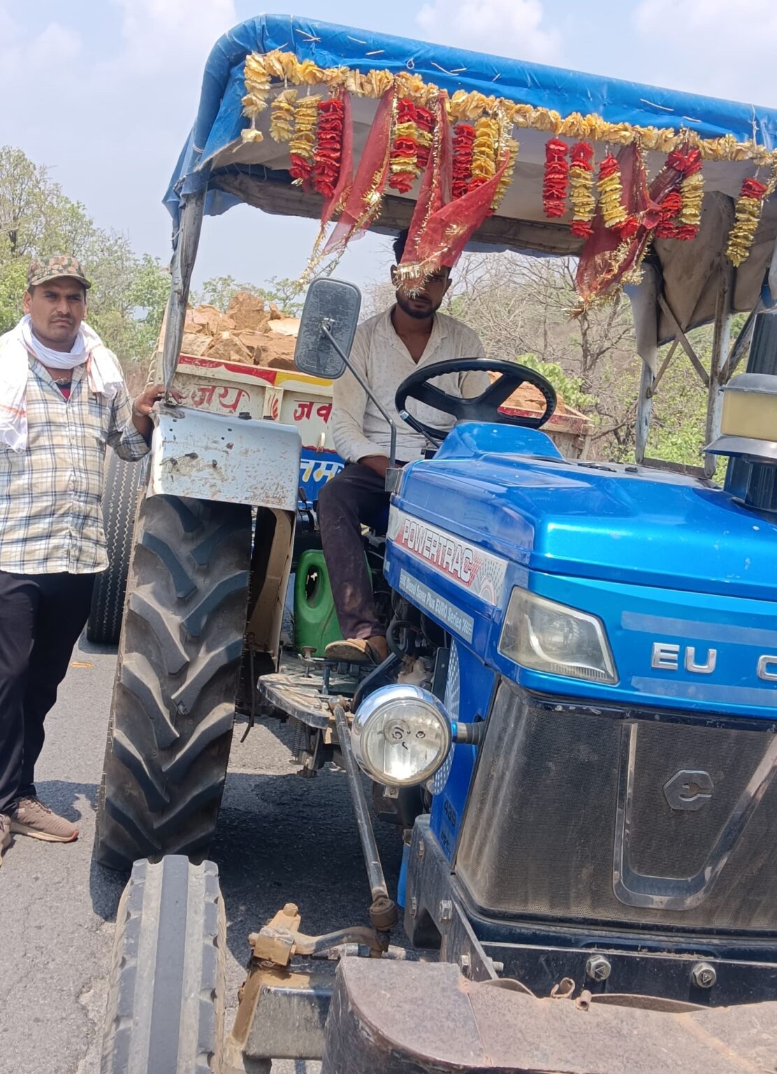 - ट्रैक्टर जब्त करने के बाद आरोपियों के विरुद्ध कार्रवाई के लिए पुलिस को दी सूचना