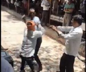 कोर्ट परिसर में बवाल: मारपीट का वीडियो वायरल, पुलिस की भूमिका पर सवाल Chaos in court premises: Video of fight goes viral, questions raised on role of police