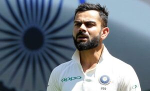 Virat Kohli Test Retirement:  भारतीय क्रिकेट के दिग्गज बल्लेबाज़ विराट कोहली द्वारा टेस्ट क्रिकेट से संन्यास लेने की घोषणा ने क्रिकेट जगत में हलचल मचा दी है। अब इस पर भारत के पूर्व क्रिकेटर और युवराज सिंह के पिता योगराज सिंह ने अपनी प्रतिक्रिया दी है। उन्होंने कोहली और रोहित शर्मा, दोनों के संन्यास को 'जल्दबाज़ी' करार दिया है। योगराज सिंह ने कहा, "विराट कोहली को अभी टेस्ट क्रिकेट नहीं छोड़ना चाहिए था। उनमें अभी तीन-चार साल का क्रिकेट बाकी था।" उन्होंने इस फैसले पर हैरानी जताते हुए कहा कि फिटनेस के दम पर खिलाड़ी 50 साल तक भी खेल सकता है। उन्होंने रोहित शर्मा के संन्यास पर भी निराशा जताई और कहा कि “ऐसे खिलाड़ी सदियों में बनते हैं।” योगराज सिंह ने सुझाव दिया कि कोहली और रोहित को युवा खिलाड़ियों, खासतौर पर नए कप्तान बनने जा रहे शुभमन गिल को अनुभव देना चाहिए था। उन्होंने कहा, "जैसे एक बाप अपनी विरासत बेटे को सौंपता है, वैसे ही इन्हें टीम को तैयार करके जाना था।" उन्होंने यह भी कहा कि कोहली की फिटनेस अद्भुत है और उन्हें 40-42 साल की उम्र तक खेलना चाहिए था। "खिलाड़ी कभी बूढ़ा नहीं होता। खिलाड़ी हमेशा खिलाड़ी ही रहता है।" योगराज सिंह ने युवराज सिंह के समय को भी याद करते हुए कहा कि उन्हें भी संन्यास नहीं लेना चाहिए था। हालांकि उन्होंने माना कि संन्यास व्यक्तिगत निर्णय है और उन्होंने इस फैसले का सम्मान करते हुए कहा, "यह दोनों का निजी निर्णय है, इसलिए उस पर टिप्पणी नहीं कर सकता, लेकिन मेरा व्यक्तिगत मत है कि यह निर्णय थोड़ा जल्द लिया गया।" अंत में उन्होंने कोहली और रोहित की तारीफ करते हुए कहा, "वे दोनों बेहतरीन खिलाड़ी थे, उन्हें खेलते देखना हमेशा गर्व की बात रही, लेकिन हर अच्छी चीज का एक अंत होता है।"
