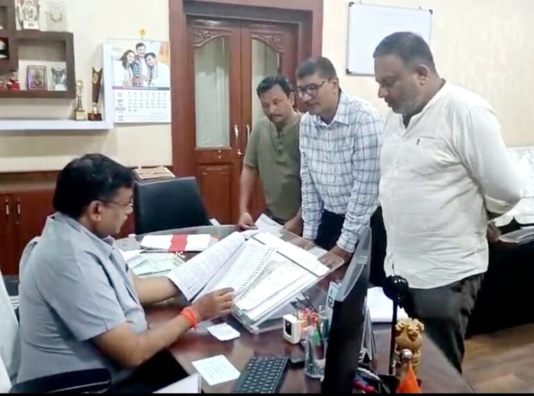 - कांग्रेस पार्टी के प्रतिनिधि मंडल ने संभागायुक्त को ज्ञापन के साथ जांच रिपोर्ट भी सौंपी