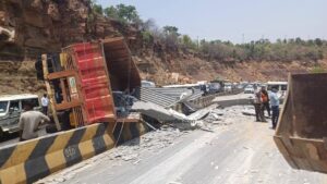 रीवा-प्रयागराज नेशनल हाइवे में आटो पर ट्रक पलटा, सात श्रद्धालुओं की मौत sohagi accident