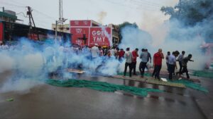 SEO Description (Meta Description): हरदा (MP) में करणी सेना का प्रदर्शन हिंसक हो गया। पुलिस पर रिश्वत के आरोप, लाठीचार्ज, आंसू गैस और 36+ गिरफ्तारियों से मचा हड़कंप। जानिए पूरी घटना की इनसाइड स्टोरी और ठगी के केस की असली वजह।