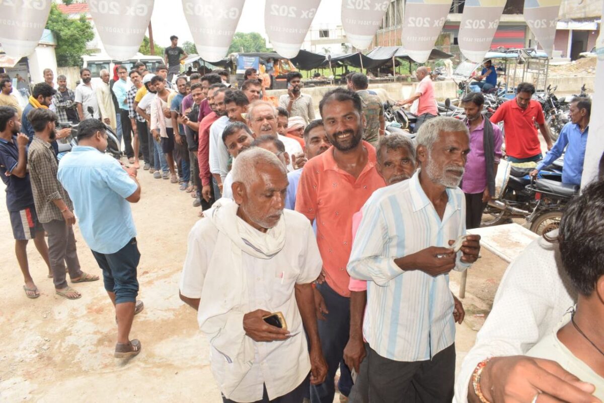 Long queues of farmers at fertilizer distribution centers, stock out at many places