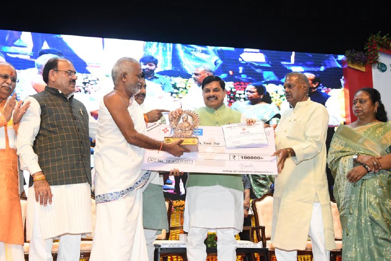 रीवा के सुजीत द्विवेदी ने नशा मुक्ति के लिए किया बड़ा त्याग, सीएम ने सम्मानित किया He closed his own business and gave up clothes to get rid of addiction