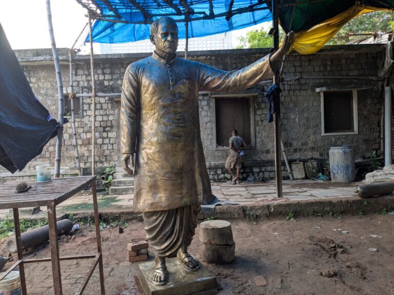 पूर्व विधानसभा अध्यक्ष श्रीनिवास तिवारी की प्रतिमा स्थापना का काम पुलिस ने रोका, विवाद बढ़ा - पुलिस लाइन के पास प्रतिमा स्थापना का चल रहा कार्य, १७ सितंबर को लोकार्पण की तैयारी