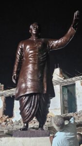  रीवा। पूर्व विधानसभा अध्यक्ष श्रीनिवास तिवारी की प्रतिमा स्थापित करने को लेकर विवाद शांत होने के बाद बीती रात पुलिस लाइन चौक के पास प्रतिमा स्थापित कर दी गई है। इस दौरान महापौर अजय मिश्रा, शहर कांग्रेस अध्यक्ष अशोक पटेल, एमआईसी मेंबर धनेन्द्र सिंह सहित कई अन्य नेता भी मौजूद रहे। बीते कई दिनों से स्थल चयन को लेकर विवाद की स्थिति बनी हुई थी। नगर निगम ने जिस स्थान पर प्रतिमा स्थापित करने का कार्य शुरू किया था, वहां पर पुलिस ने रोक लगा दी थी। बाद में कांग्रेस ने उग्र आंदोलन की चेतावनी दी, जिसके बाद प्रशासन बैकफुट पर आया और जिस स्थान पर पहले कार्य प्रारंभ हुआ था, उसी स्थान पर फिर से प्रारंभ करने की अनुमति दे दी। कालेज चौराहे के पास पूर्व विधानसभा अध्यक्ष श्रीनिवास तिवारी की प्रतिमा बनवाई गई थी, वहां से उठवाकर पुलिस लाइन चौक के पास ले जाया गया और बनाए गए पेडेस्टल पर रखवा दिया गया है। अब परिसर के आसपास साफ-सफाई का कार्य प्रारंभ किया गया है। जिला कांग्रेस कमेटी रीवा ग्रामीण के अध्यक्ष राजेन्द्र शर्मा ने बताया है कि आगामी 17 सितंबर को पूर्व विधानसभा अध्यक्ष श्रीनिवास तिवारी की प्रतिमा का अनावरण समारोह आयोजित किया जाएगा। प्रशासनिक स्तर पर जो बाधाएं थीं वह दूर हो गई हैं। प्रतिमा अनावरण के दिन कांग्रेस पार्टी की ओर से बड़ा कार्यक्रम आयोजित किया जाएगा। शहर के पद्मधर पार्क में पूर्व मुख्यमंत्री दिग्विजय सिंह, कांग्रेस के प्रदेश प्रभारी हरीश चौधरी, प्रदेश अध्यक्ष जीतू पटवारी, नेता प्रतिपक्ष उमंग सिंघार, पूर्व नेता प्रतिपक्ष अजय सिंह राहुल, सीडब्ल्यूसी मेंबर कमलेश्वर पटेल सहित कई अन्य बड़े नेता शामिल होंगे।