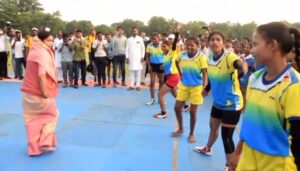मंत्री, सांसद, विधायक और कलेक्टर ने कबड्डी खेलकर बढ़ाया खिलाडिय़ों का उत्साह सांसद खेल महोत्सव : पांच खेल प्रतिस्पर्धाओ का आयोजन --------------------------- सिंगरौली। अम्बेडकर स्टेडियम एनटीपीसी विंध्यनगर परिसर में रविवार को सांसद खेल महोत्सव का शुभारंभ हुआ। महोत्सव का पहला दिन उस समय खास बन गया जब मंच पर बैठे जनप्रतिनिधि खुद मैदान में उतर आए। सांसद डॉ. राजेश मिश्रा, राज्यमंत्री राधा सिंह, विधायक रामनिवास शाह, देवसर विधायक राजेन्द्र मेश्राम और कलेक्टर चंद्रशेखर शुक्ला ने कुछ देर कबड्डी खेलकर खिलाडिय़ों का उत्साह बढ़ाया। जनप्रतिनिधियों और अधिकारियों की इस सहभागिता ने दर्शकों को रोमांचित कर दिया। राज्यमंत्री राधा सिंह ने कबड्डी मुकाबले में निर्णायक की भूमिका निभाई। इस अवसर पर सांसद ने बताया कि यह खेल महोत्सव प्रधानमंत्री नरेंद्र मोदी के जन्मदिवस पर आयोजित सेवा पखवाड़ा का हिस्सा है। महोत्सव 21 सितंबर से 25 दिसंबर तक चलेगा। इसमें पारंपरिक और आधुनिक दोनों प्रकार के खेलों को शामिल किया गया है। पहले दिन अर्चरी, क्रिकेट, वॉलीबॉल, फुटबॉल जैसे खेलों का आयोजन हुआ। कार्यक्रम में नगर निगम अध्यक्ष देवेश पांडेय, भाजपा जिलाध्यक्ष सुन्दर लाल शाह, एनटीपीसी के मानव संसाधन प्रमुख राकेश अरोड़ा सहित कई गणमान्य नागरिक उपस्थित रहे। आयोजन को सफल बनाने में कोच सम्मी तिवारी, राजेन्द्र बैस, असगर अली, लवकुश तिवारी और सुखचैन शुक्ला ने अहम भूमिका निभाई।