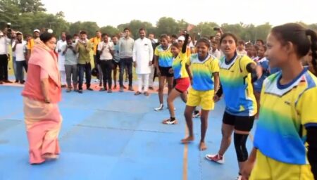 मंत्री, सांसद, विधायक और कलेक्टर ने कबड्डी खेलकर बढ़ाया खिलाडिय़ों का उत्साह सांसद खेल महोत्सव : पांच खेल प्रतिस्पर्धाओ का आयोजन --------------------------- सिंगरौली। अम्बेडकर स्टेडियम एनटीपीसी विंध्यनगर परिसर में रविवार को सांसद खेल महोत्सव का शुभारंभ हुआ। महोत्सव का पहला दिन उस समय खास बन गया जब मंच पर बैठे जनप्रतिनिधि खुद मैदान में उतर आए। सांसद डॉ. राजेश मिश्रा, राज्यमंत्री राधा सिंह, विधायक रामनिवास शाह, देवसर विधायक राजेन्द्र मेश्राम और कलेक्टर चंद्रशेखर शुक्ला ने कुछ देर कबड्डी खेलकर खिलाडिय़ों का उत्साह बढ़ाया। जनप्रतिनिधियों और अधिकारियों की इस सहभागिता ने दर्शकों को रोमांचित कर दिया। राज्यमंत्री राधा सिंह ने कबड्डी मुकाबले में निर्णायक की भूमिका निभाई। इस अवसर पर सांसद ने बताया कि यह खेल महोत्सव प्रधानमंत्री नरेंद्र मोदी के जन्मदिवस पर आयोजित सेवा पखवाड़ा का हिस्सा है। महोत्सव 21 सितंबर से 25 दिसंबर तक चलेगा। इसमें पारंपरिक और आधुनिक दोनों प्रकार के खेलों को शामिल किया गया है। पहले दिन अर्चरी, क्रिकेट, वॉलीबॉल, फुटबॉल जैसे खेलों का आयोजन हुआ। कार्यक्रम में नगर निगम अध्यक्ष देवेश पांडेय, भाजपा जिलाध्यक्ष सुन्दर लाल शाह, एनटीपीसी के मानव संसाधन प्रमुख राकेश अरोड़ा सहित कई गणमान्य नागरिक उपस्थित रहे। आयोजन को सफल बनाने में कोच सम्मी तिवारी, राजेन्द्र बैस, असगर अली, लवकुश तिवारी और सुखचैन शुक्ला ने अहम भूमिका निभाई।