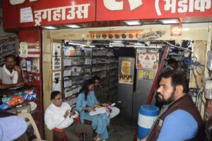 उप मुख्यमंत्री के शहर में नकली दवाएं लिख रहे डाक्टर, खुलासे के बाद मेडिकल स्टोर सील The shopkeeper accused the doctors of taking commission and said that medicines worth Rs 50 were being sold for Rs 300.