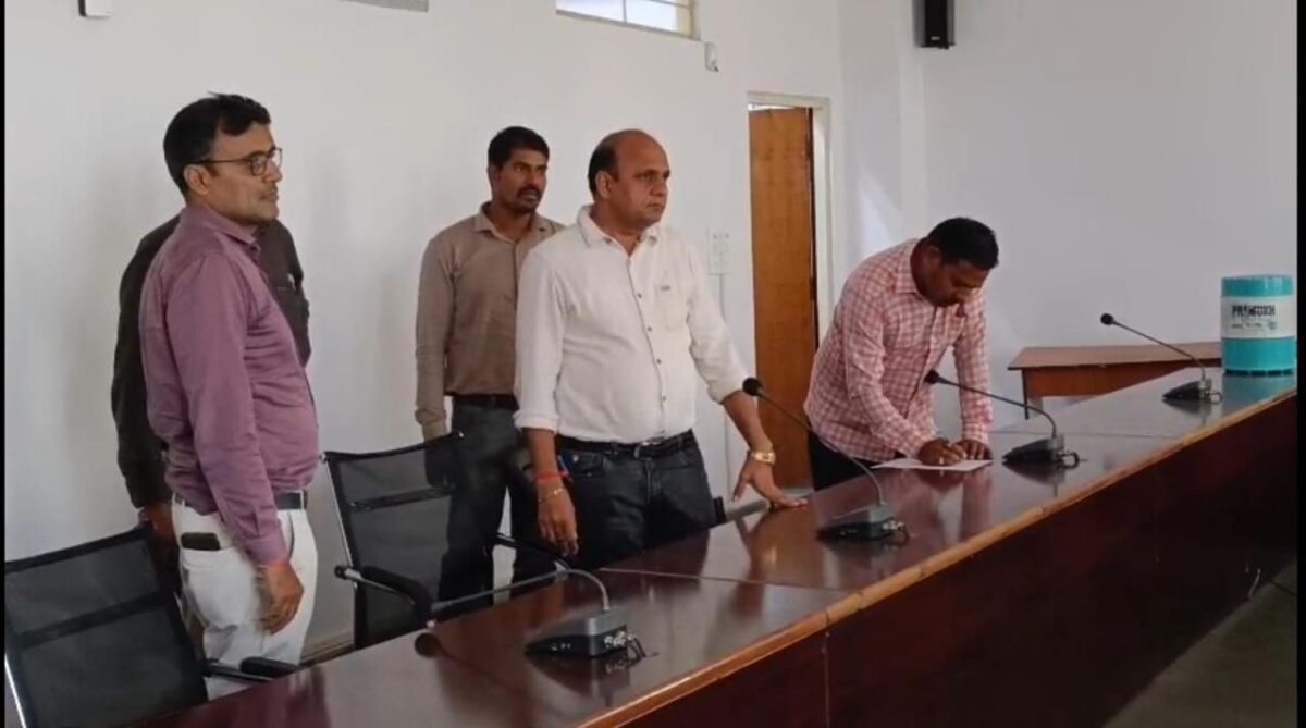 बीएएमओ और सुपरवाइजर को आठ हजार रुपए की रिश्वत लेते रंगे हाथ पकड़ा Bribes were taken to run first aid clinics.