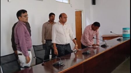 बीएएमओ और सुपरवाइजर को आठ हजार रुपए की रिश्वत लेते रंगे हाथ पकड़ा Bribes were taken to run first aid clinics.