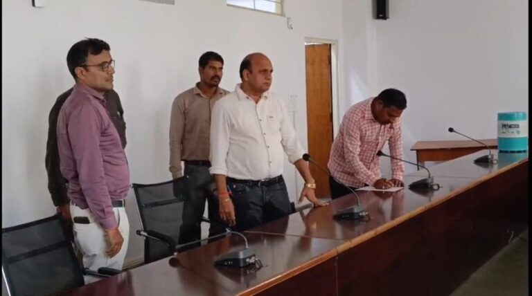 बीएएमओ और सुपरवाइजर को आठ हजार रुपए की रिश्वत लेते रंगे हाथ पकड़ा Bribes were taken to run first aid clinics.