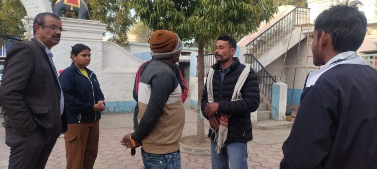 A man entered the school and molested a girl student; the staff caught him and handed him over to the police