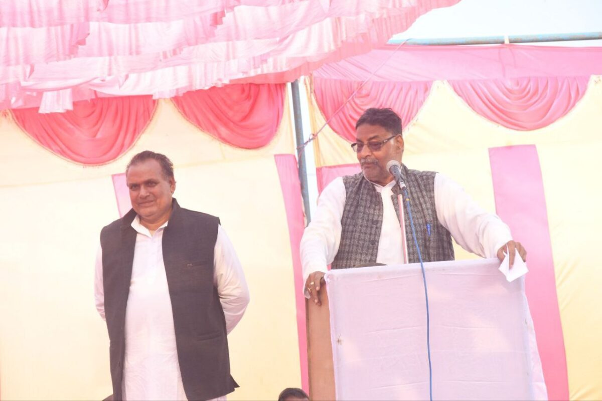 Former MLA Laxman Tiwari is preparing to contest the elections again, and attacks Banna in a public meeting.