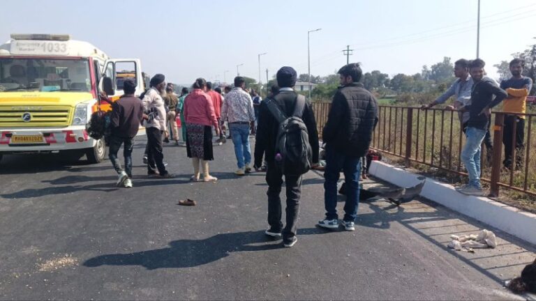 A car ran over workers eating food by the roadside; 12 seriously injured.