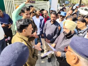 State General Secretary Gurmeet Singh Mangu submitted a memorandum and said that in such a situation how will the public get assurance of security.
