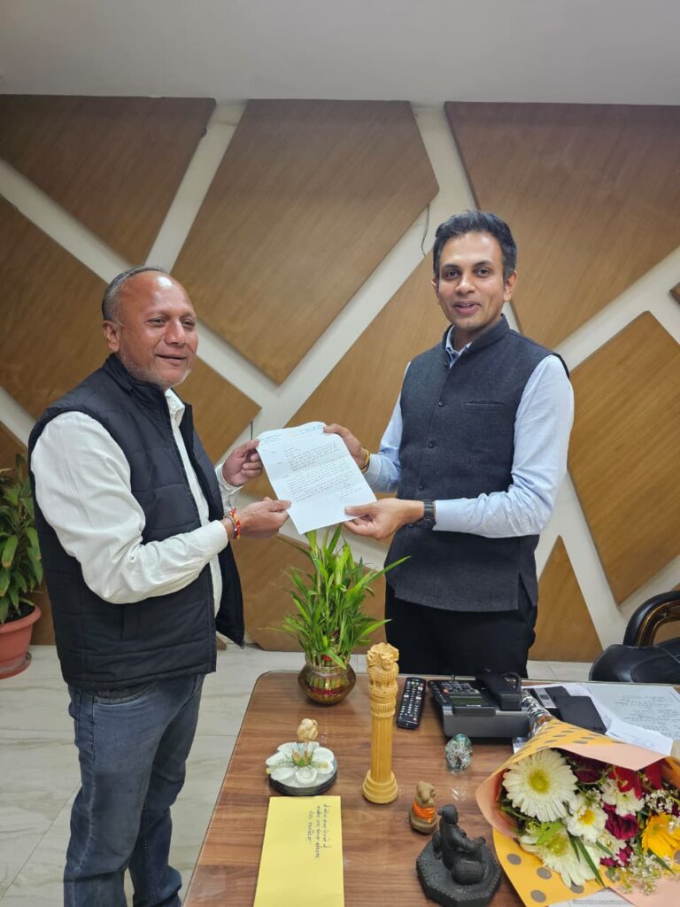 चिरहुला कॉलोनी से गुढ़ मार्ग को जोडऩे वाली सड़क का नामकरण भी करने की मांग रखी