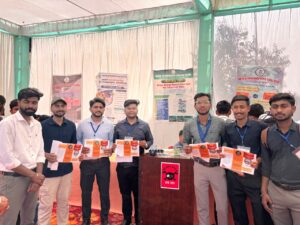 गैस सिलेंडर की किल्लत के बीच इंजीनियरिंग छात्रों ने खोजा नया विकल्प Students of Rewa Engineering College presented a model of producing hydrogen gas from water.