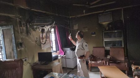रीवा में नीट परीक्षा के बाद परीक्षा केंद्र में लगी आग, सीसीटीवी सहित इलेक्ट्रॉनिक उपकरण जलकर खाक NEET परीक्षा केंद्र में आग रीवा मार्तंड स्कूल आग रीवा नीट परीक्षा समाचार सीसीटीवी रिकॉर्ड नष्ट शॉर्ट सर्किट से आग अग्निशामक यंत्र एक्सपायर रीवा ब्रेकिंग न्यूज Martand School Rewa Fire