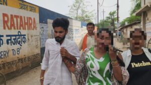 Video : रीवा में होटल के कमरे में पति को दूसरी युवती के साथ पकड़ने पर हंगामा रीवा में होटल के कमरे में पति को दूसरी युवती के साथ पकड़ने पर हंगामा