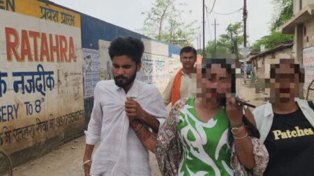 रीवा में होटल के कमरे में पति को दूसरी युवती के साथ पकड़ने पर हंगामा