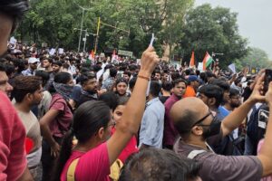 CJP Protest : जंतर मंतर में बढ़ती भीड़ देख झुकी सरकार, बातचीत के लिए तैयार जंतर मंतर में बढ़ती भीड़ देख झुकी सरकार
