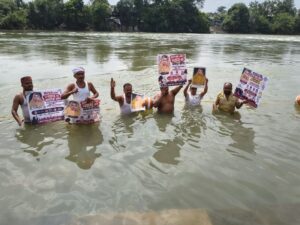 रीवा: कल्पना मिश्रा मामले में जल सत्याग्रह, डॉक्टरों पर FIR की मांग तेज - बाबा घाट पर बीहर नदी में उतरे आंदोलनकारी, बोले- एफआईआर होने तक जारी रहेगा सत्याग्रह