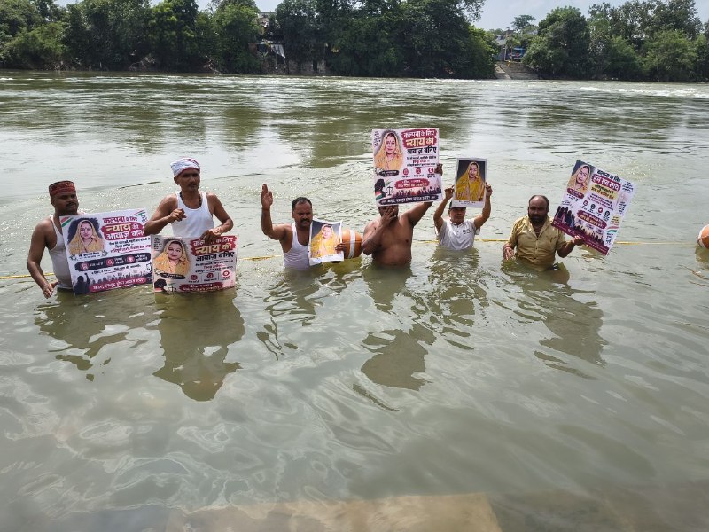 रीवा: कल्पना मिश्रा मामले में जल सत्याग्रह, डॉक्टरों पर FIR की मांग तेज - बाबा घाट पर बीहर नदी में उतरे आंदोलनकारी, बोले- एफआईआर होने तक जारी रहेगा सत्याग्रह